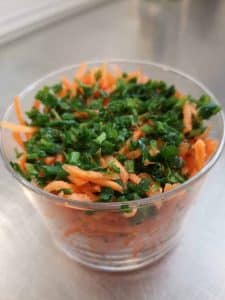 Carottes râpées dans un ramequin