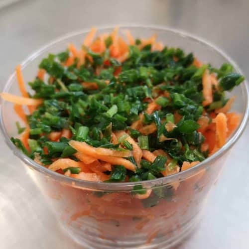 Carottes râpées dans un ramequin