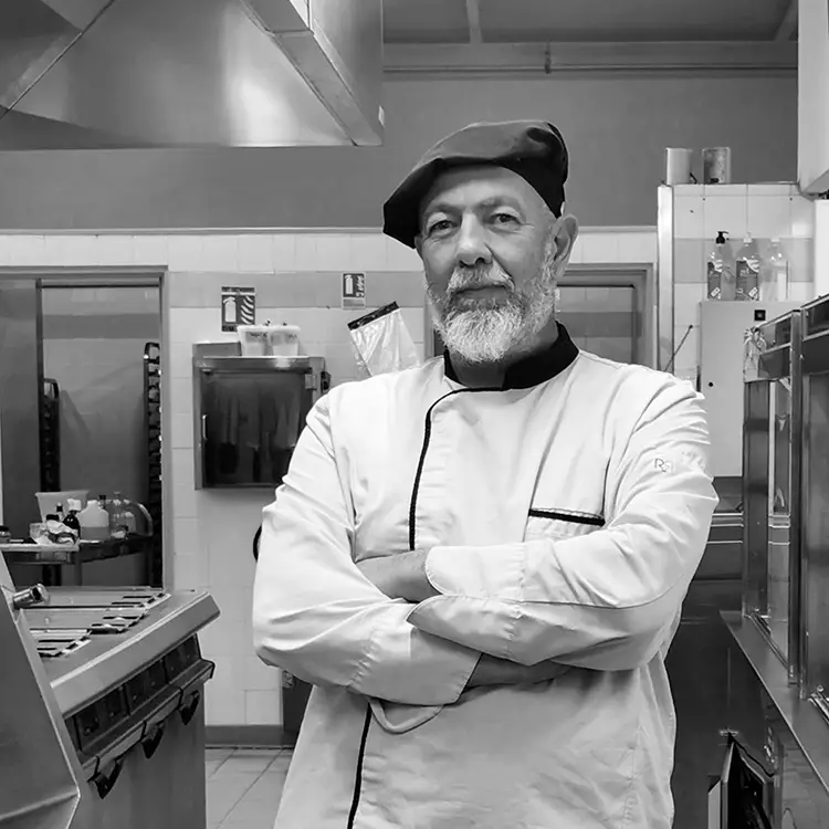 le chef dans sa cuisine