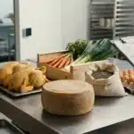 Contrôle à réception d’une livraison de produits sous label en cuisine de collectivité : volailles fermières, fromage, légumes, lentilles, œufs