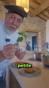 Réalisation en cuisine du plat, extraite de la vidéo du tournage.