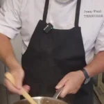 Légumes taillés en dés qui colorent dans une sauteuse posée sur une plaque à induction