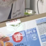 Carton de kefta barbecue Céréal Bio surgelée tenu en cuisine, mention −18 °C visible sur l'emballage