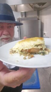 Part de lasagnes au seitan servie sur une assiette blanche