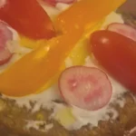 Palet végétal en entrée tiède, fromage blanc, radis, tomates cerises et basilic sur un coulis de tomate