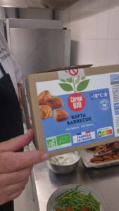 Kefta végétale trempée dans la sauce au skyr, haricots verts au fond de l'assiette